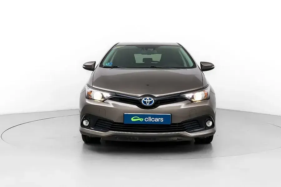 Usado Toyota Auris Hybrid Active 136 CV (100 kW) 2018 Marrón Berlina