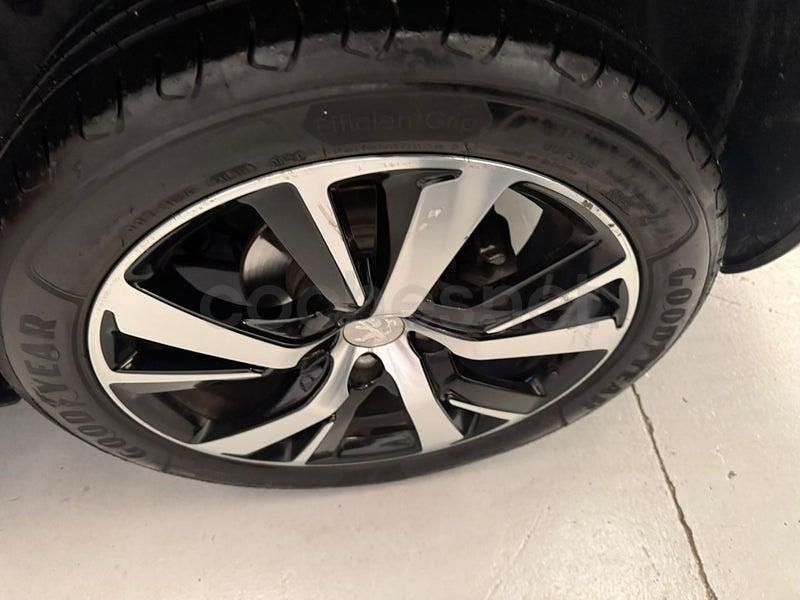 Usado Peugeot 2008 GT-line 130 CV (95 kW) 2016 Granate SUV