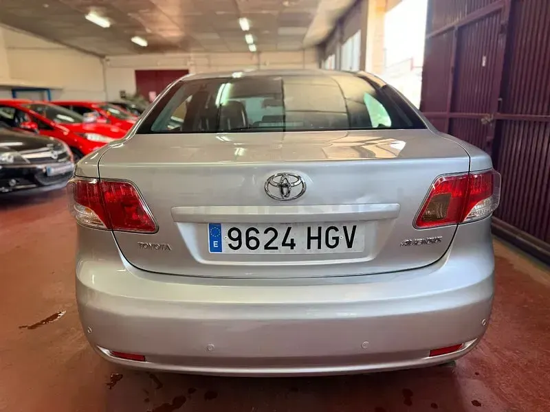 Usado Toyota Avensis Advance 126 CV (92 kW) 2011 Gris / plata Familiar