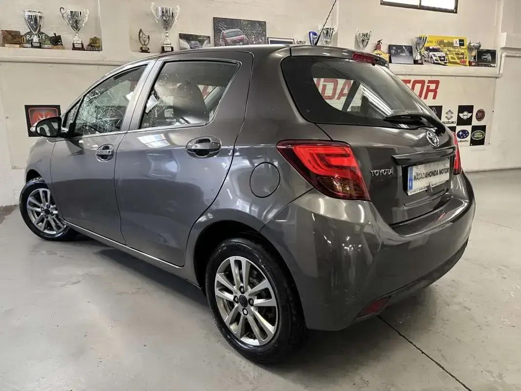 Usado Toyota Yaris City 90 CV (66 kW) 2015 Gris Utilitario