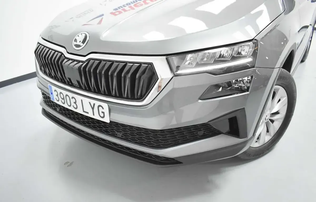 Usado Skoda Karoq Ambition 150 CV (110 kW) 2022 Gris SUV