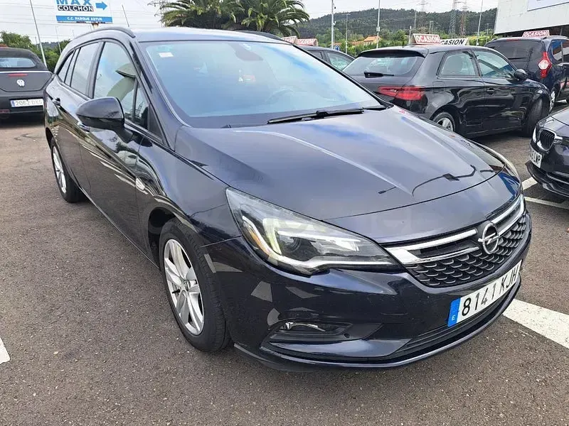 Usado Opel Astra Business 110 CV (80 kW) 2018 Negro Familiar