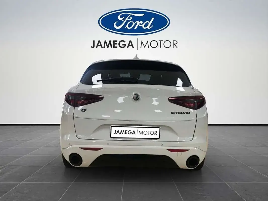 Usado Alfa Romeo Stelvio Veloce 209 CV (153 kW) 2021 Blanco SUV
