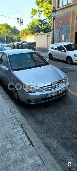 Usado Kia Cerato EX 112 CV (82 kW) 2005 Gris / plata Berlina