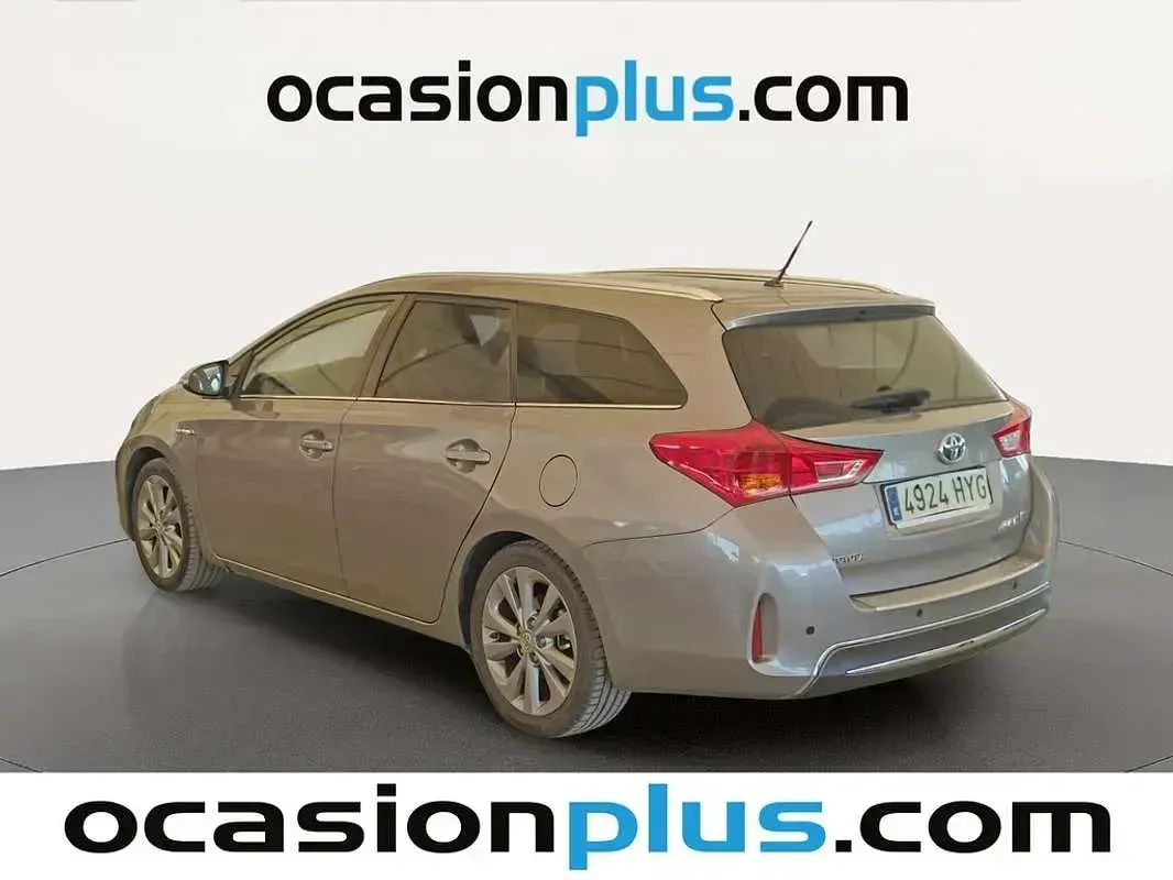 Usado Toyota Auris Touring Sports Active 136 CV (100 kW) 2014 Marrón Familiar