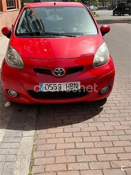 Usado Toyota Aygo Live 68 CV (50 kW) 2012 Rojo Utilitario