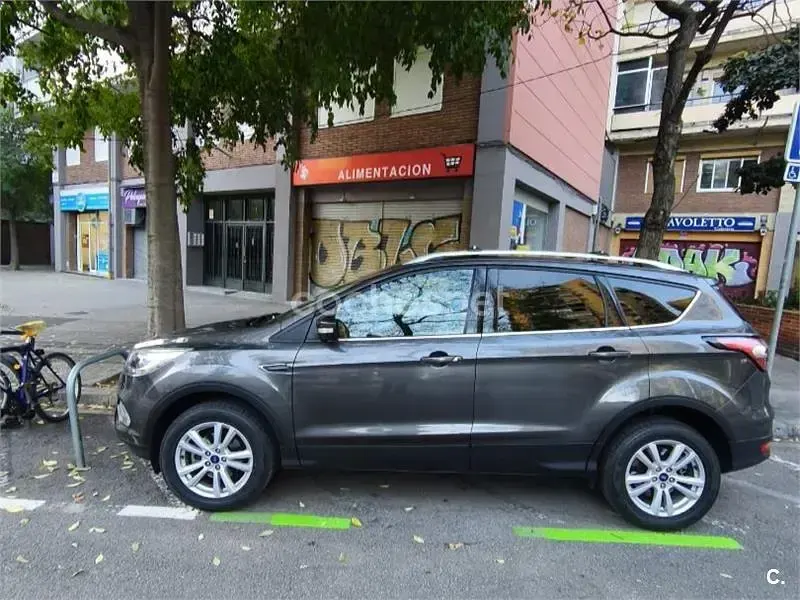 Usado Ford Kuga Trend 120 CV (88 kW) 2019 Gris / plata SUV