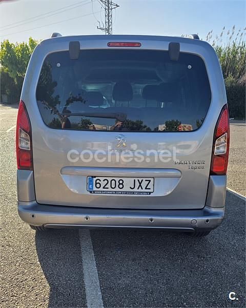 Usado Peugeot Partner Tepee Active 100 CV (73 kW) 2016 Gris / plata Monovolumen