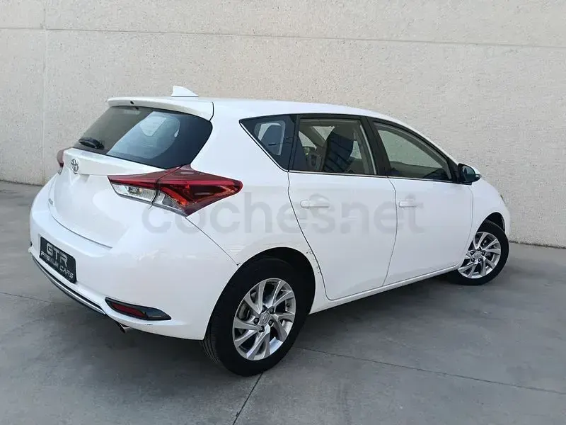 Usado Toyota Auris Active 116 CV (85 kW) 2018 Blanco Berlina