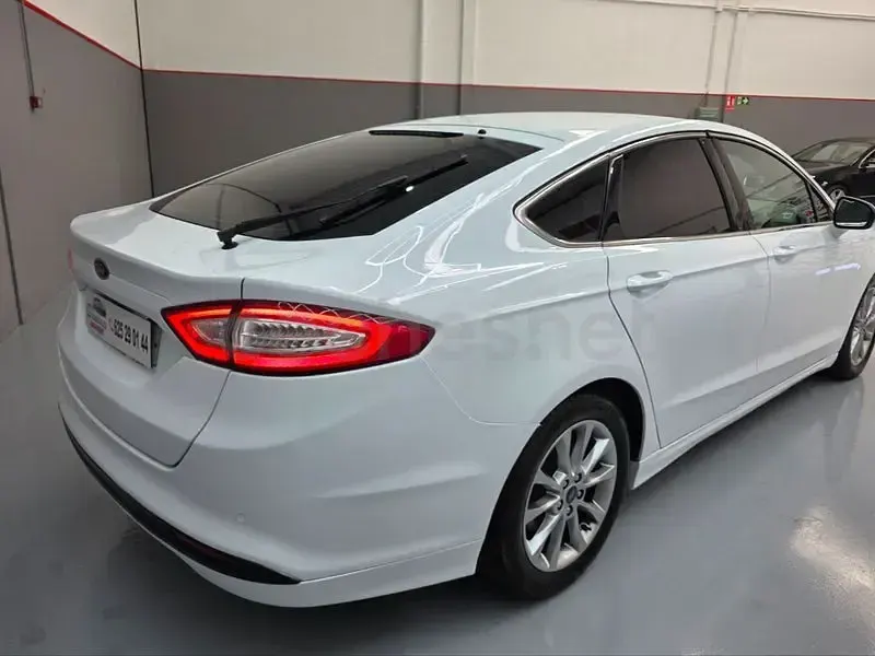 Usado Ford Mondeo Titanium 150 CV (110 kW) 2015 Blanco Berlina