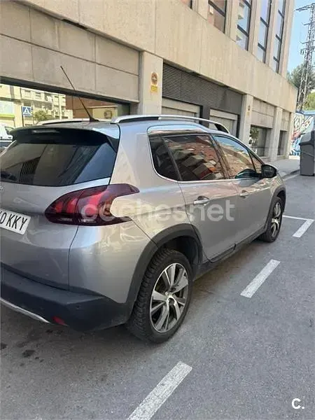 Usado Peugeot 2008 Allure 120 CV (88 kW) 2018 Gris / plata SUV