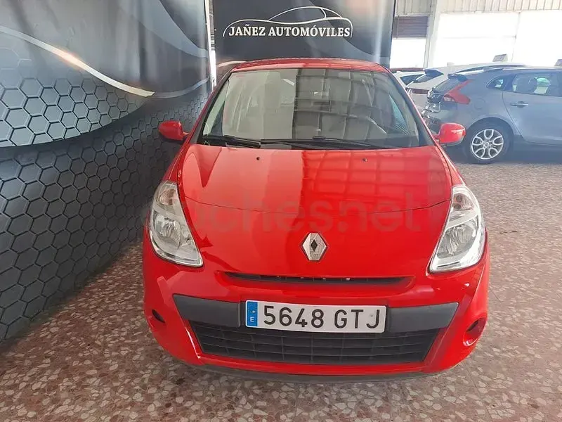 Usado Renault Clio II Authentique 75 CV (55 kW) 2010 Rojo Berlina