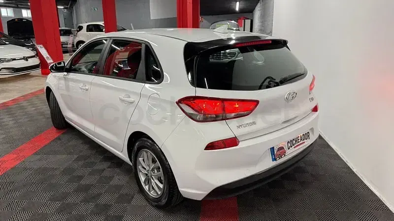 Usado Hyundai i30 120 CV (88 kW) 2018 Blanco Berlina