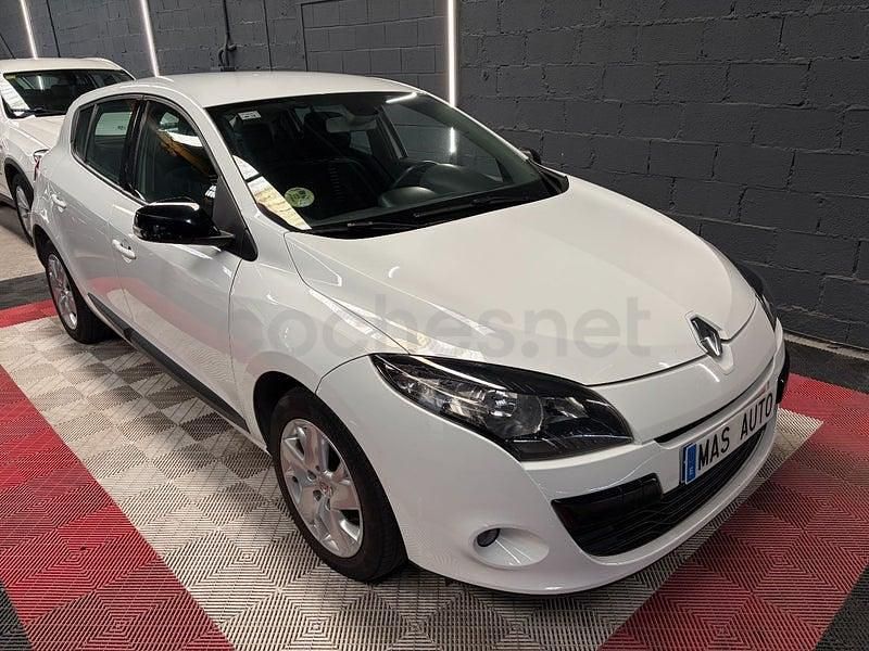 Usado Renault Mégane Dynamique 110 CV (80 kW) 2011 Blanco Berlina