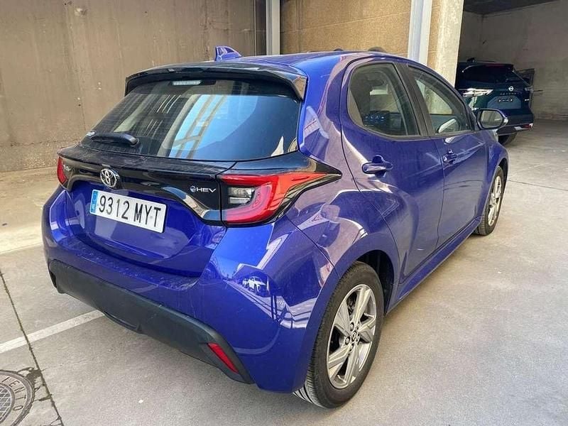 Usado Toyota Yaris Hybrid Active 116 CV (85 kW) 2025 Azul Utilitario