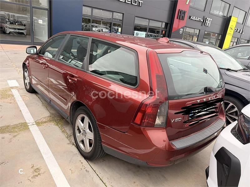 Usado Volvo V50 Summum 136 CV (100 kW) 2009 Granate Familiar