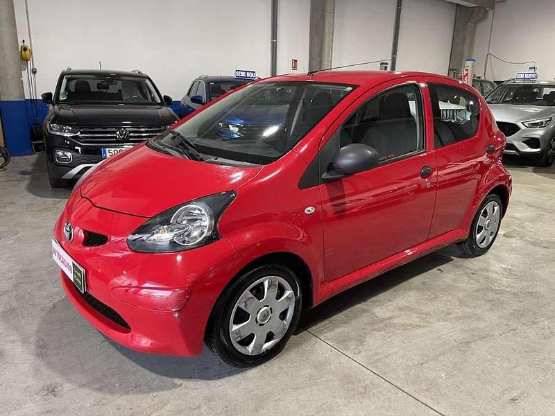 Usado Toyota Aygo 68 CV (50 kW) 2007 Rojo Utilitario