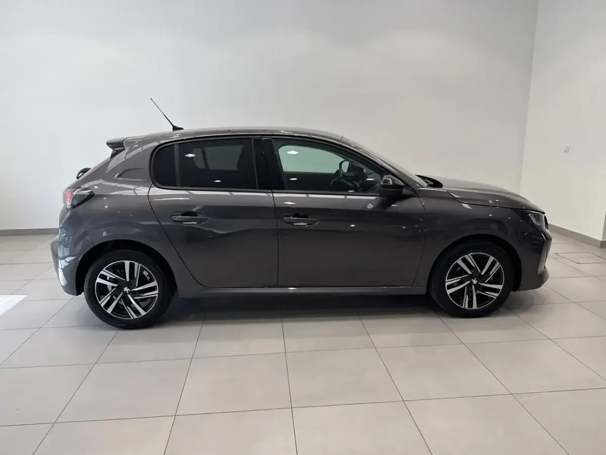 Usado Peugeot 208 Allure 101 CV (74 kW) 2022 Gris Utilitario