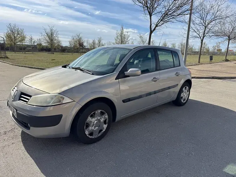 Usado Renault Mégane Dynamique 105 CV (77 kW) 2006 Gris / plata Berlina