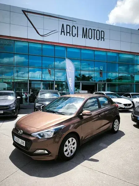 Usado Hyundai i20 75 CV (55 kW) 2017 Marrón Berlina