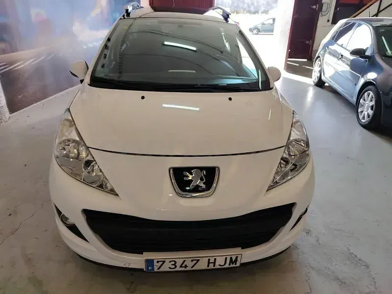 Usado Peugeot 207 Active 95 CV (69 kW) 2012 Blanco Familiar