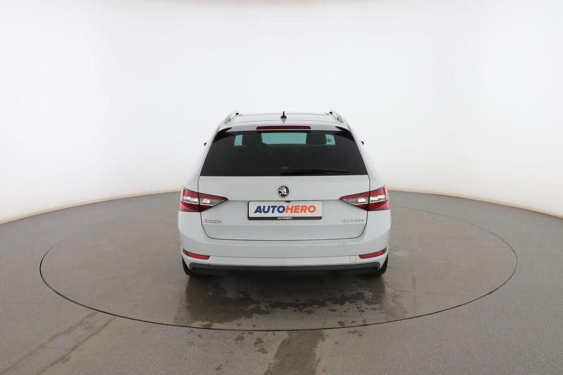 Usado Skoda Superb LAURIN & KLEMENT 190 CV (139 kW) 2016 Blanco Familiar