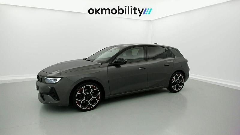 Usado Opel Astra GS Line 130 CV (95 kW) 2022 Vulkan gris / negro Utilitario