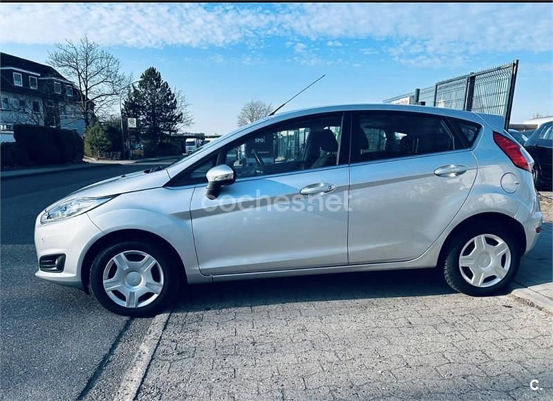 Usado Ford Fiesta Titanium 95 HP (69 kW) 2013 Cinzento Citadino