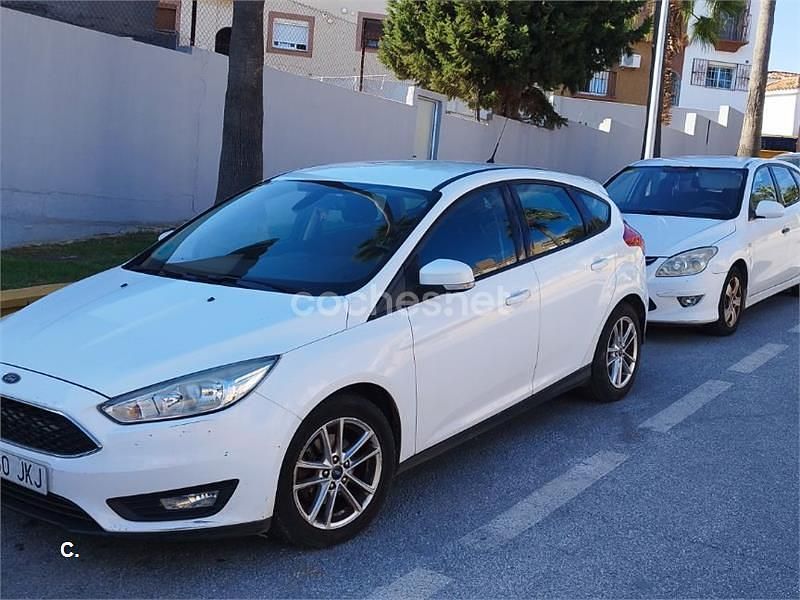 Usado Ford Focus Trend 120 CV (88 kW) 2015 Blanco Berlina