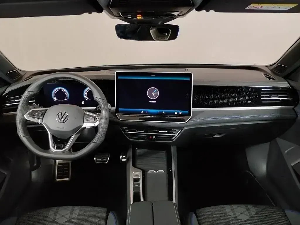 Usado VW Passat R-line 150 CV (110 kW) 2024 Blanco Familiar
