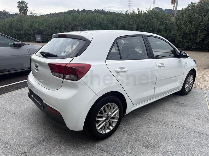 Usado Kia Rio 84 CV (61 kW) 2021 Blanco Berlina