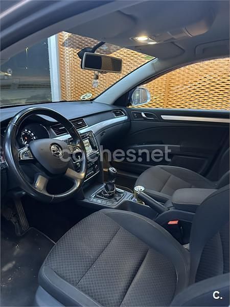 Usado Skoda Superb Active 140 CV (102 kW) 2014 Gris / plata Familiar