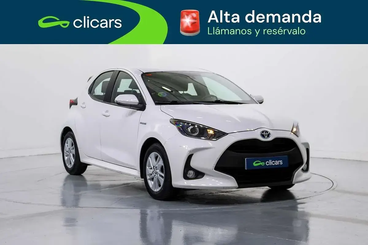 Usado Toyota Yaris Hybrid Active 75 CV (55 kW) 2021 Blanco Berlina