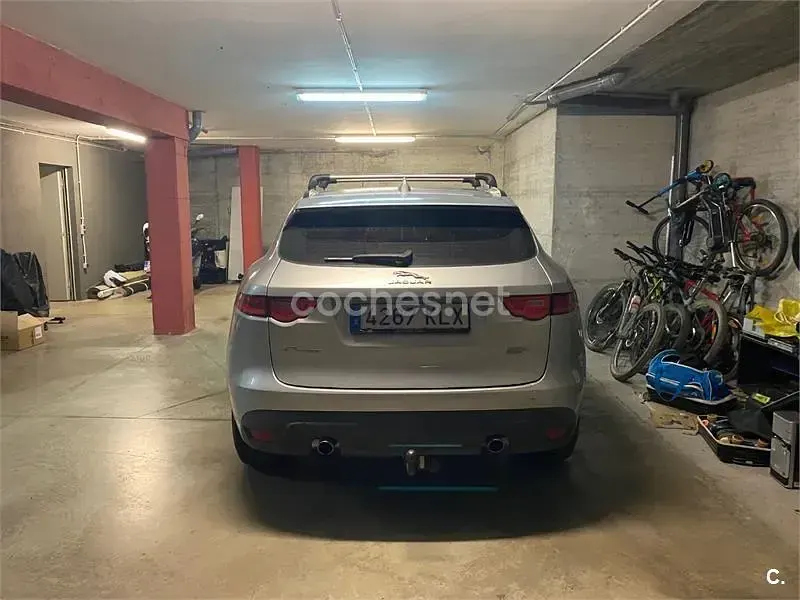 Usado Jaguar F-Pace R-Sport 180 CV (132 kW) 2018 Gris / plata SUV