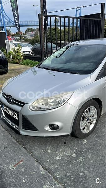 Usado Ford Focus Trend 115 CV (84 kW) 2013 Gris / plata Berlina