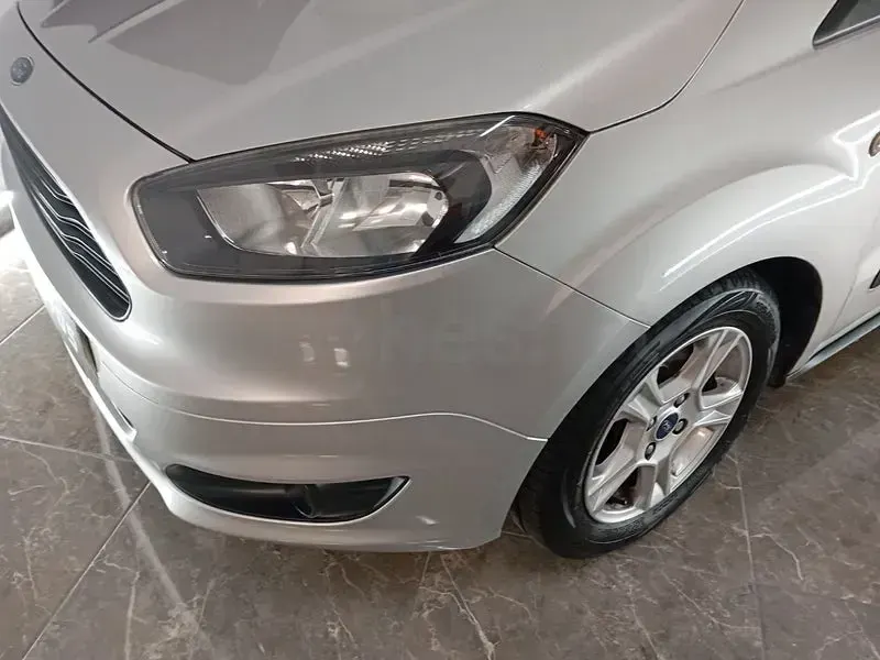 Usado Ford Tourneo Courier Ambiente 100 CV (73 kW) 2016 Gris / plata Monovolumen