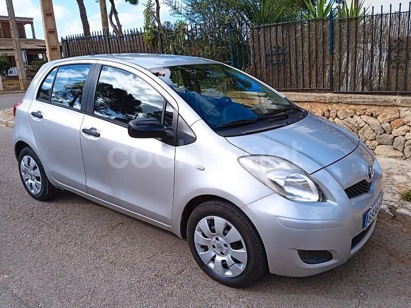 Gris / plata Usado 2010 Toyota Yaris Live Berlina | 5950 € (Precio justo) - Imagen 1/4