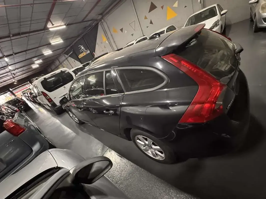 Usado Volvo V60 Kinetic 114 CV (83 kW) 2015 Plateado Familiar