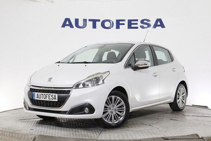 Blanco Usado 2015 Peugeot 208 Allure Utilitario | 8050 € (Buen precio) - Imagen 1/4