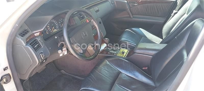Usado Mercedes E320 Elegance 220 CV (161 kW) 1995 Gris / plata Berlina