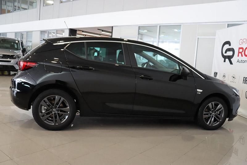 Usado Opel Astra 125 CV (91 kW) 2019 Negro Utilitario