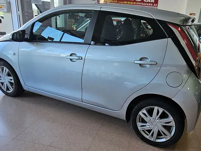 Usado Toyota Aygo X-clusiv 69 CV (50 kW) 2017 Gris / plata Utilitario