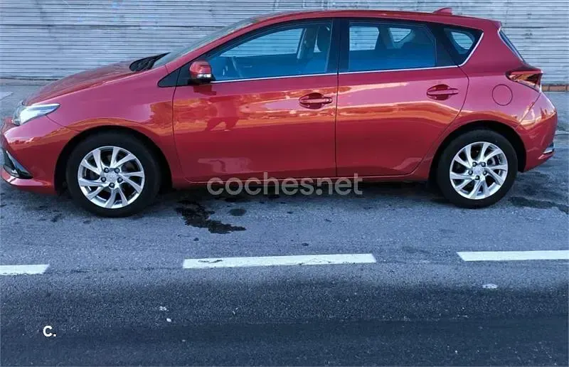 Usado Toyota Auris Active 116 CV (85 kW) 2015 Rojo Berlina