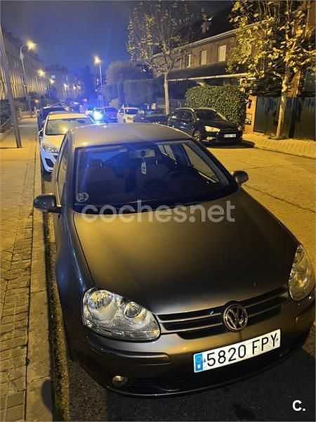 Usado VW Golf V Highline 105 CV (77 kW) 2007 Gris / plata Berlina
