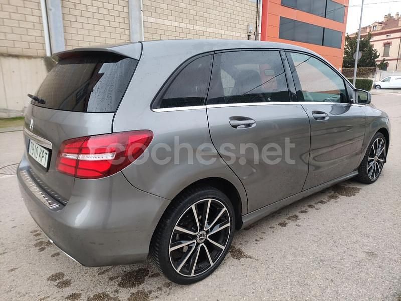 Usado Mercedes B200 136 CV (100 kW) 2018 Gris / plata Monovolumen