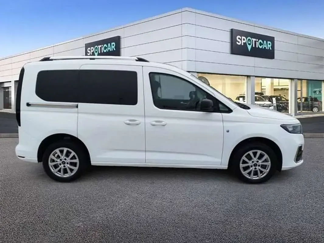 Usado Ford Tourneo Connect Titanium 122 CV (89 kW) 2022 Blanco Monovolumen