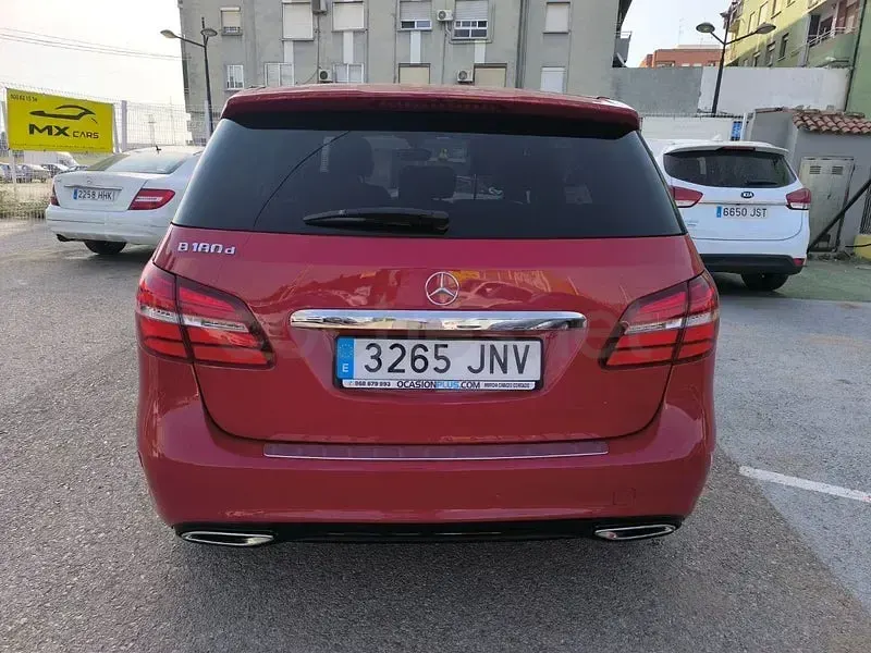 Usado Mercedes B180 AMG line 109 CV (80 kW) 2016 Rojo Utilitario