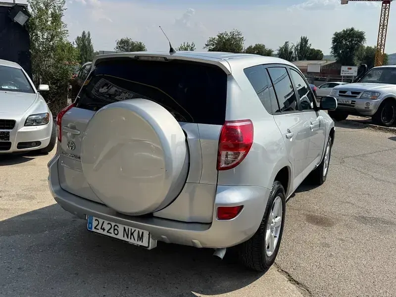 Usado Toyota RAV4 Executive 150 CV (110 kW) 2006 Gris / plata SUV