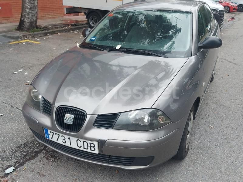 Usado Seat Ibiza 100 CV (73 kW) 2004 Gris / plata Berlina