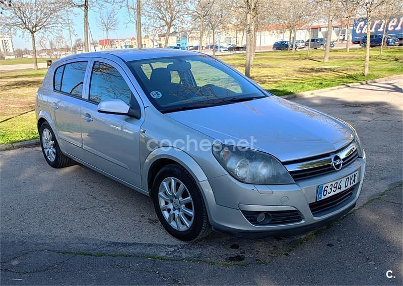 Usado Opel Astra Cosmo 100 CV (73 kW) 2006 Gris / plata Berlina